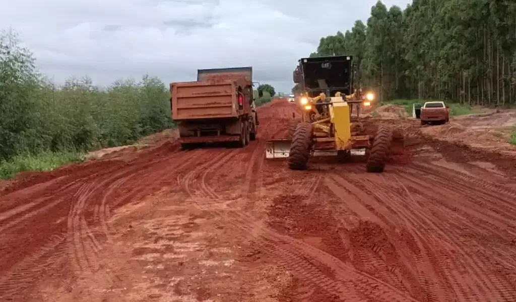 Imagem de compartilhamento para o artigo Caminhoneiros enfrentam atoleiros na MS-213 em Sonora e temem prejuízo na safra de soja da MS Todo dia